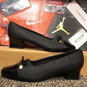 SOFT STYLES-woman’s black slip-on moc low heels